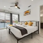 Metro View 2Br I Parking I King Bed I Workspace