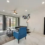 Metro View 2Br I Parking I King Bed I Workspace