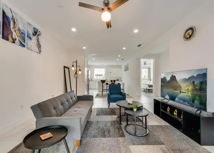 Metro View 2Br I Parking I King Bed I Workspace