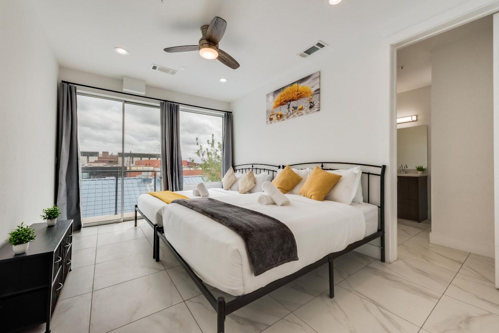 Apartment Metro View 2br I Parking I King Bed I Workspace