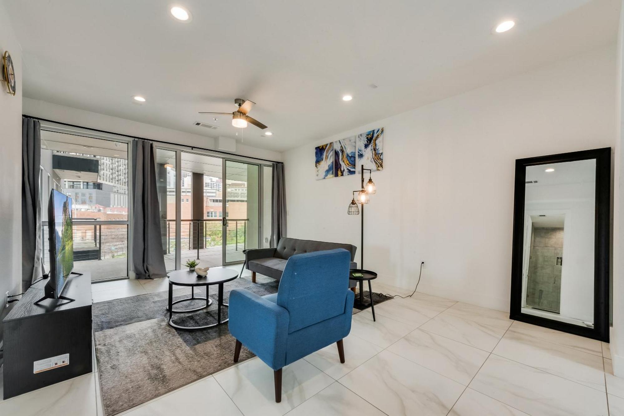 Metro View 2br I Parking I King Bed I Workspace Apartment