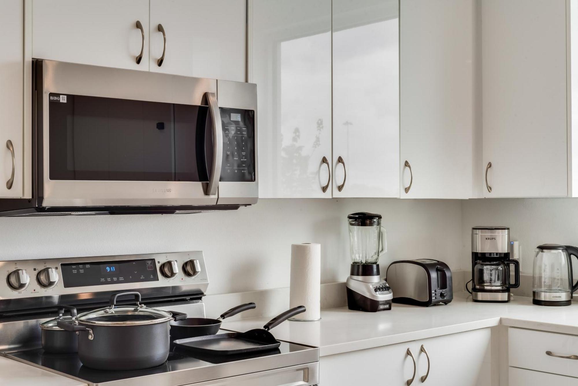 Apartment Metro View 2br I Parking I King Bed I Workspace