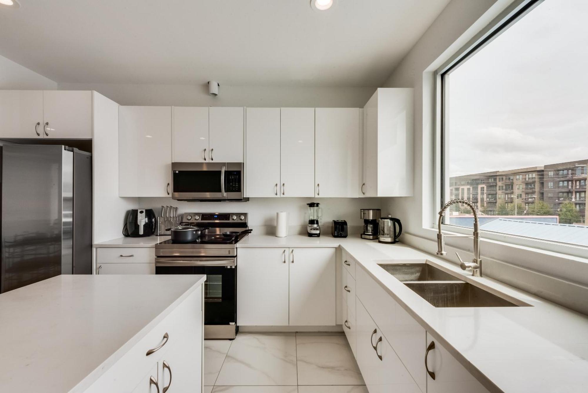 Apartment Metro View 2br I Parking I King Bed I Workspace *