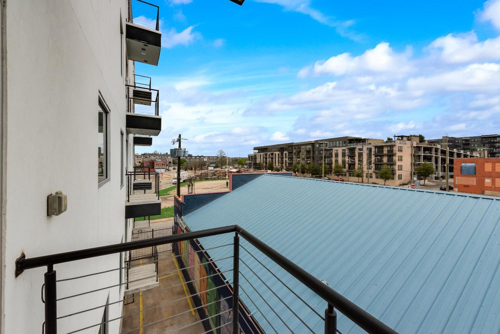 Metro View 2br I Parking I King Bed I Workspace *