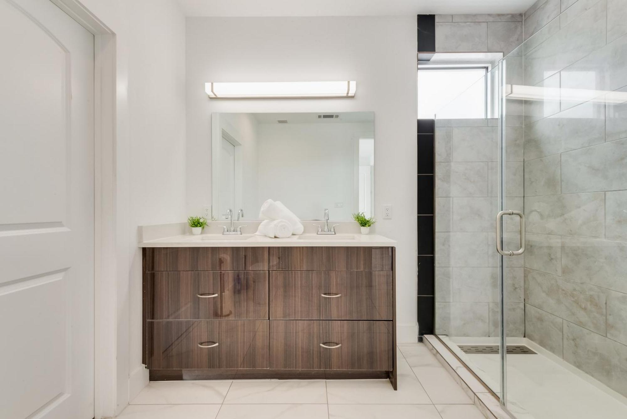 Apartment Metro View 2br I Parking I King Bed I Workspace *