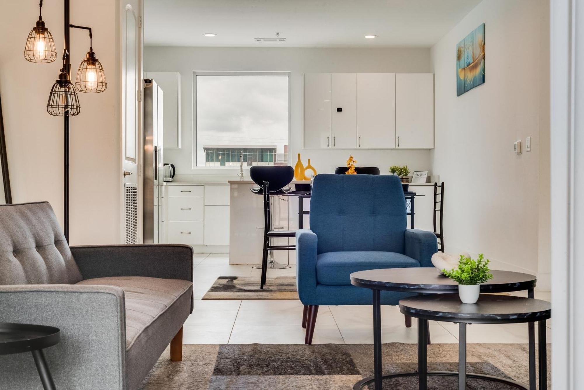 Apartment Metro View 2br I Parking I King Bed I Workspace Dallas