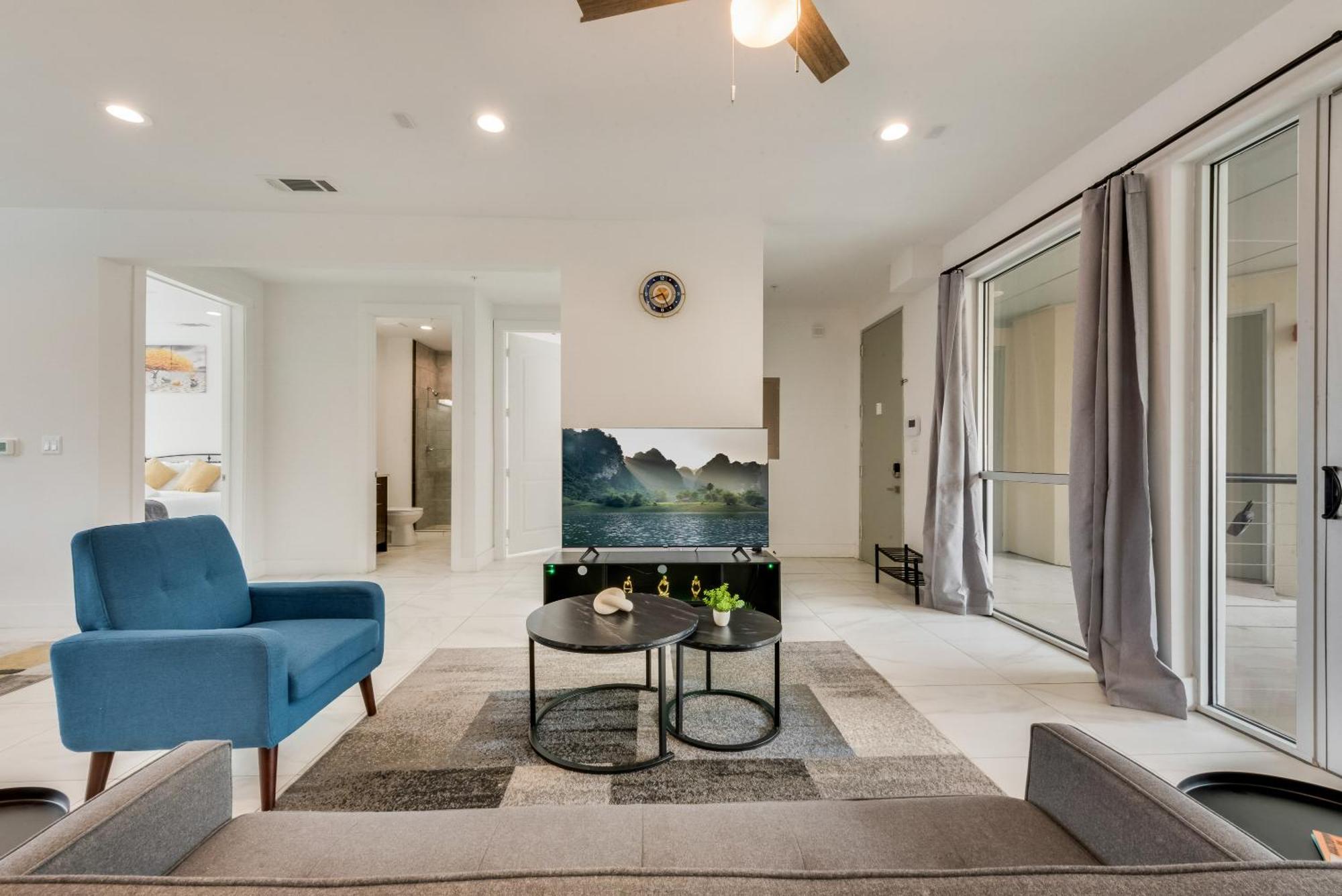 Metro View 2br I Parking I King Bed I Workspace Apartment