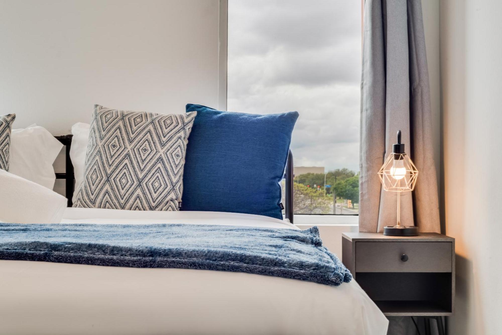 Metro View 2br I Parking I King Bed I Workspace Dallas