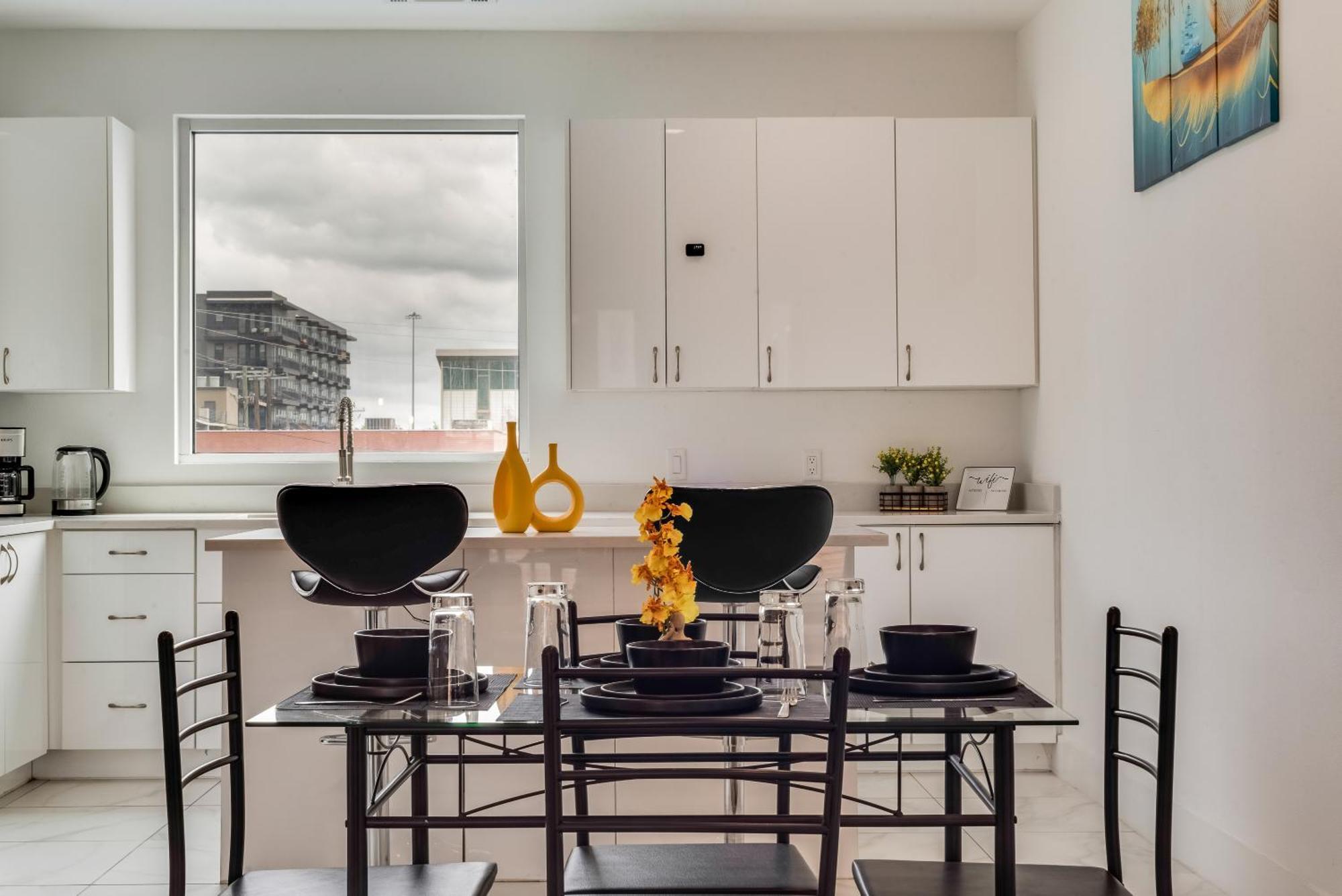 Apartment Metro View 2br I Parking I King Bed I Workspace *
